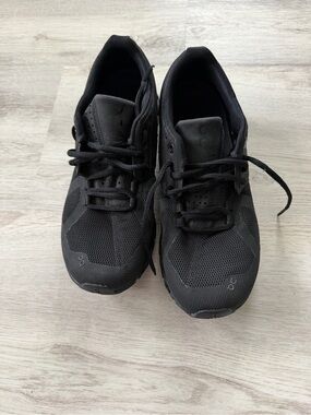 On Cloud Women’s Running Black Sneakers size 8.5 like new